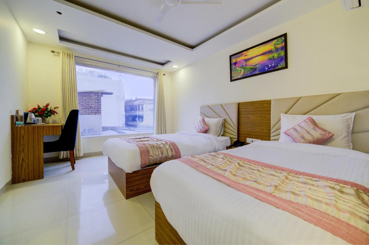 Hotel D'Capitol - Delhi Airport 뉴델리 외부 사진