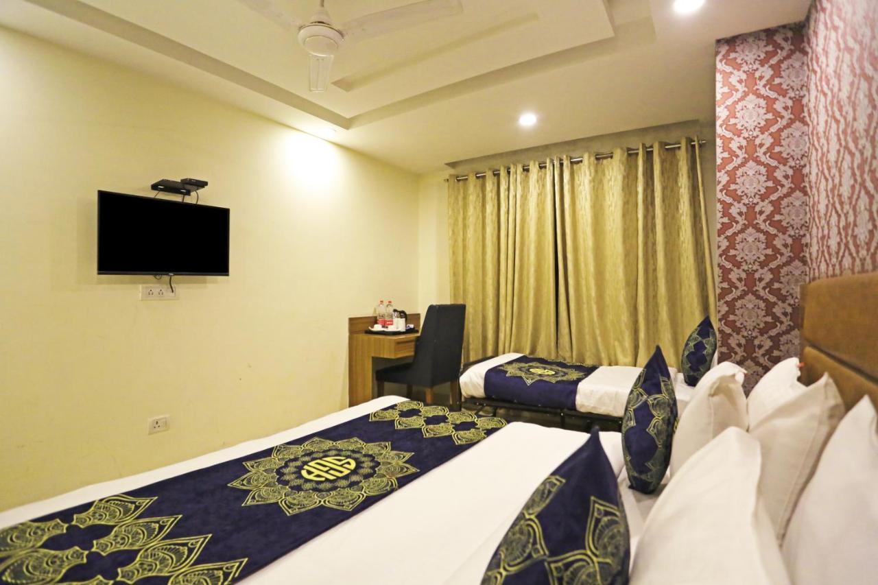 Hotel D'Capitol - Delhi Airport 뉴델리 외부 사진